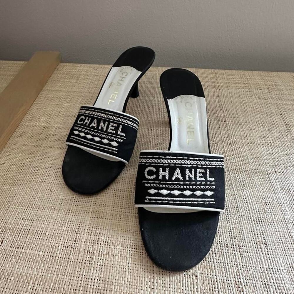 Vintage chanel black white